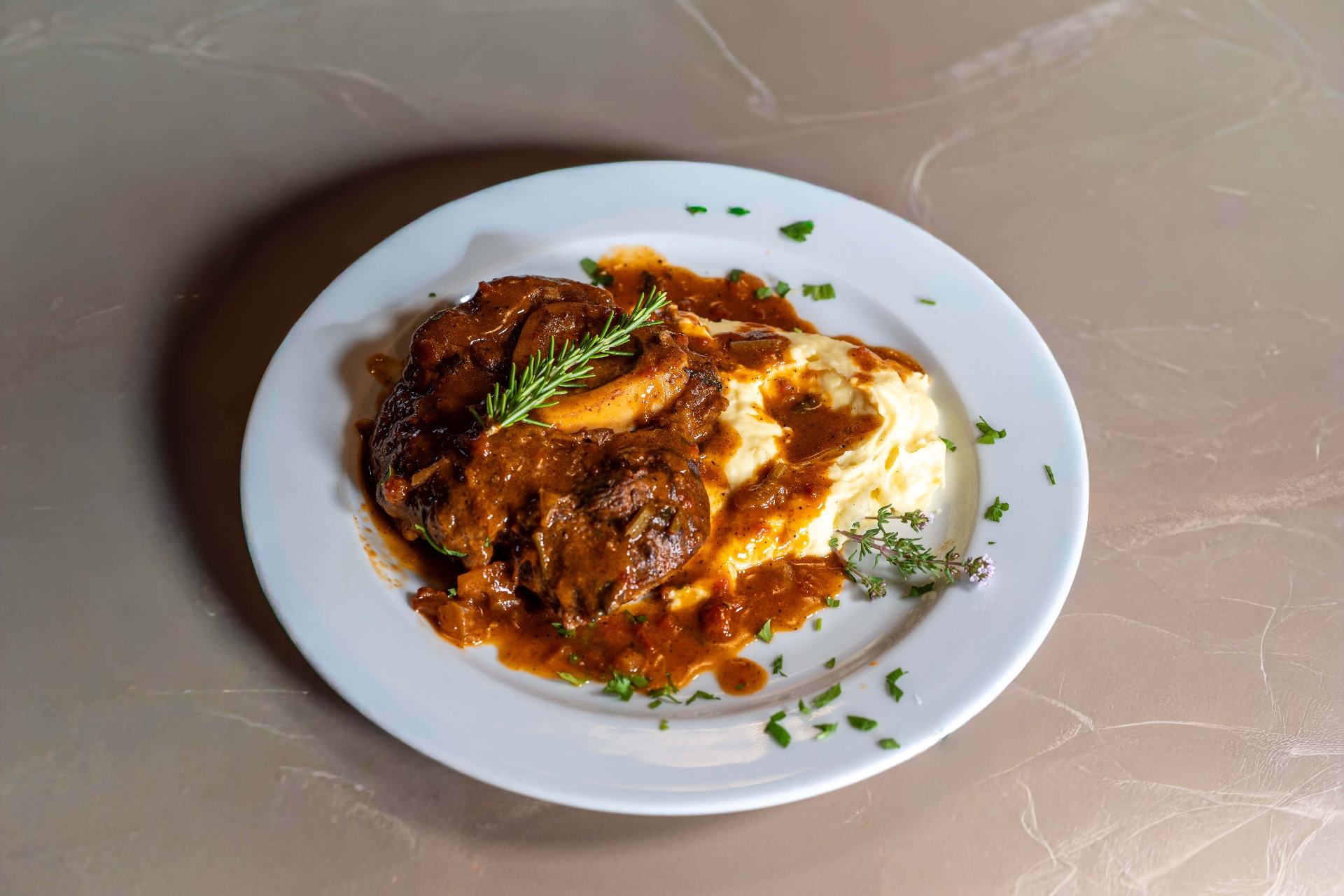 Slow-cooked osso buco with mashed potatoes